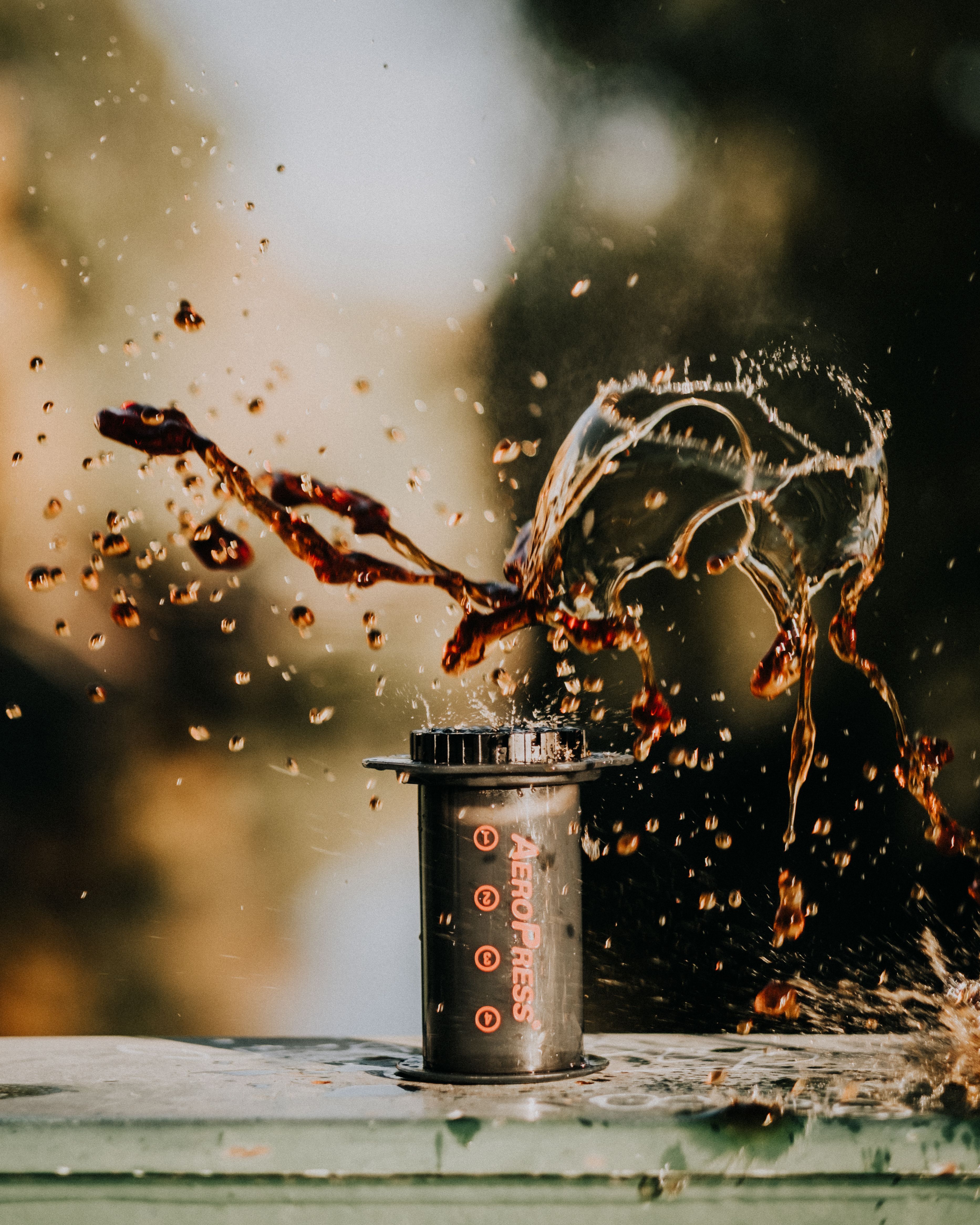 AeroPress brewing fresh coffee with a dramatic splash during extraction for a smooth, rich homemade coffee recipe.