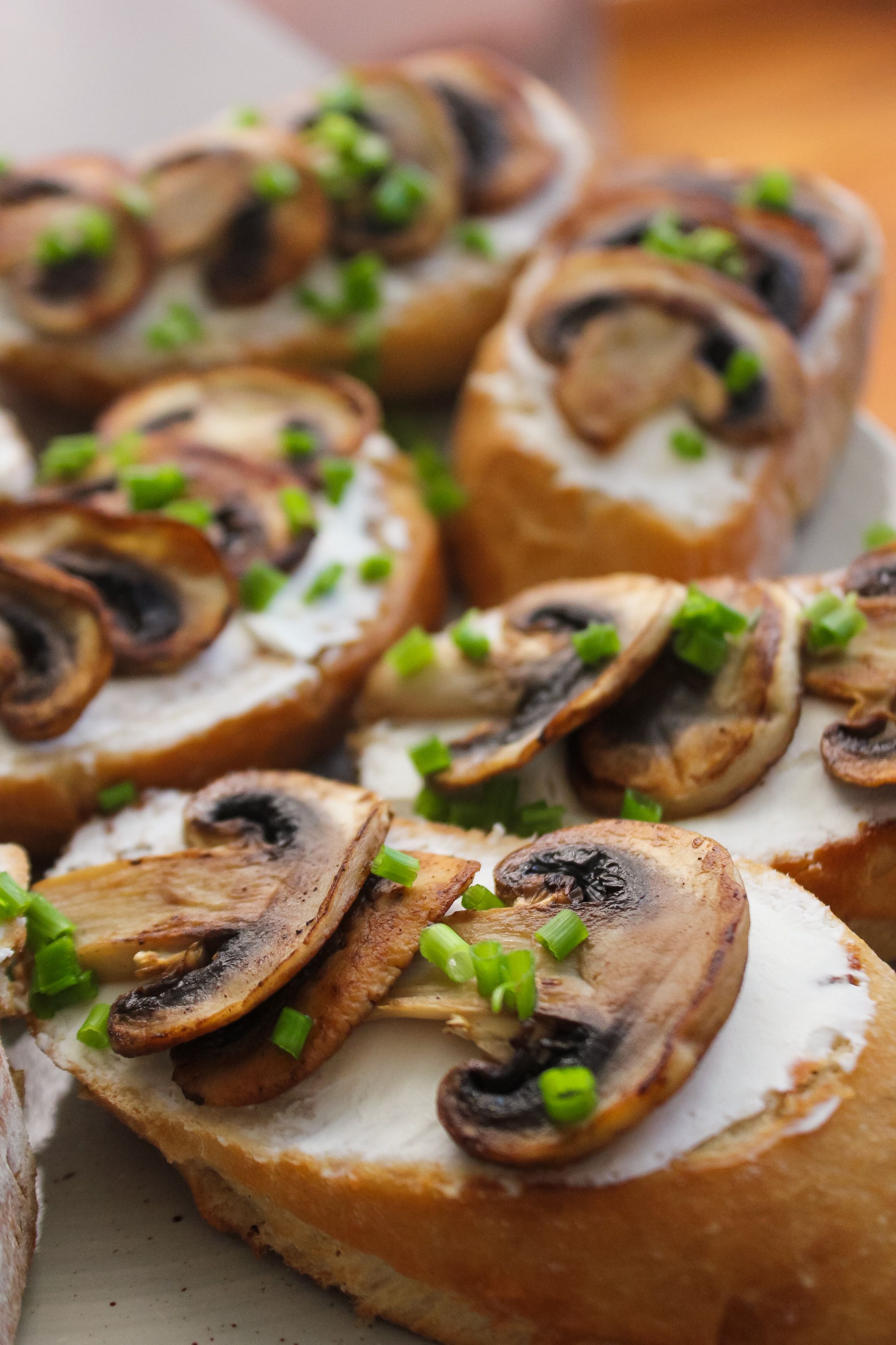 Crostini de Queso Cremoso con Champinones a la Plancha y Pistachos