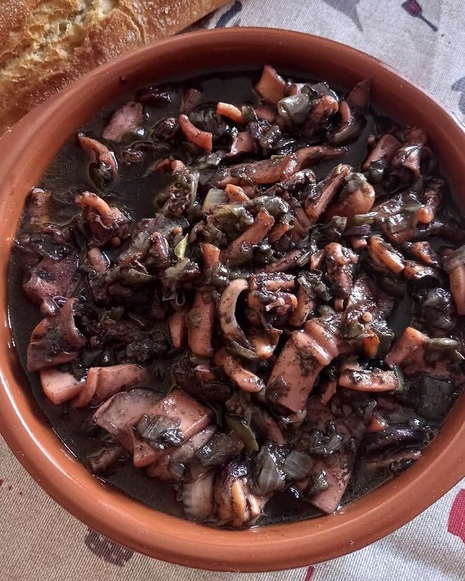 Calamares en su Tinta (Spanish Squid in Its Ink)