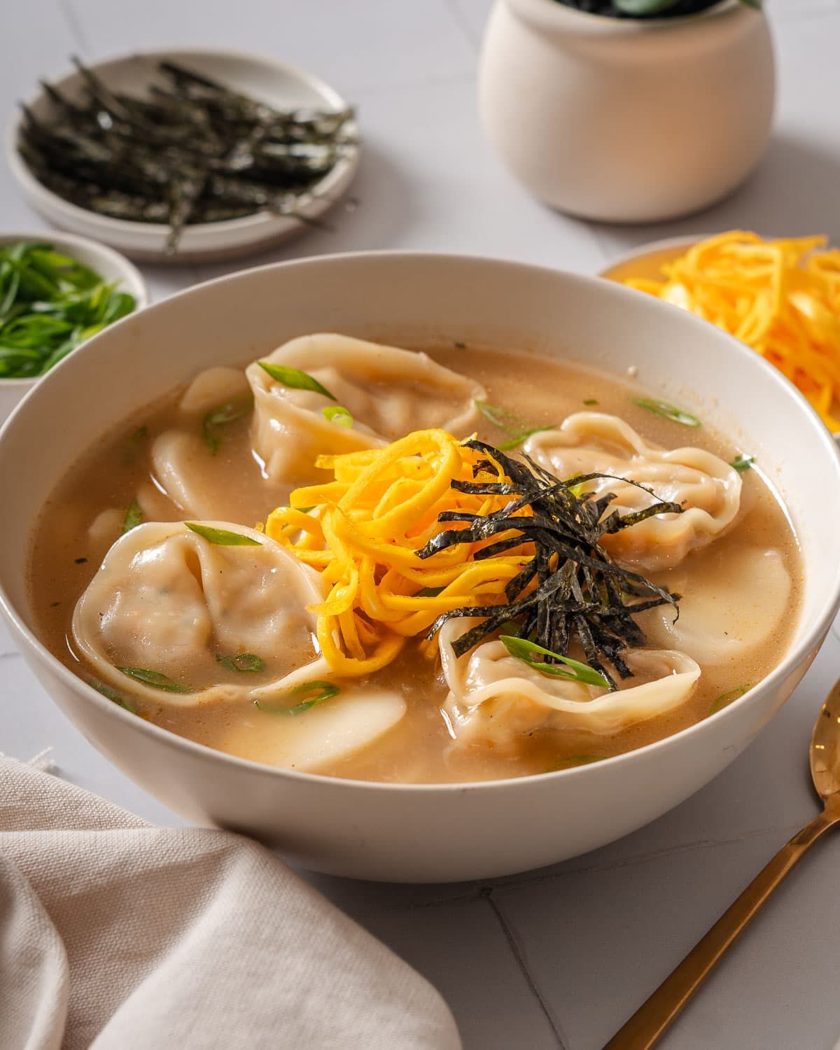 Manduguk (Korean Dumpling Soup)
