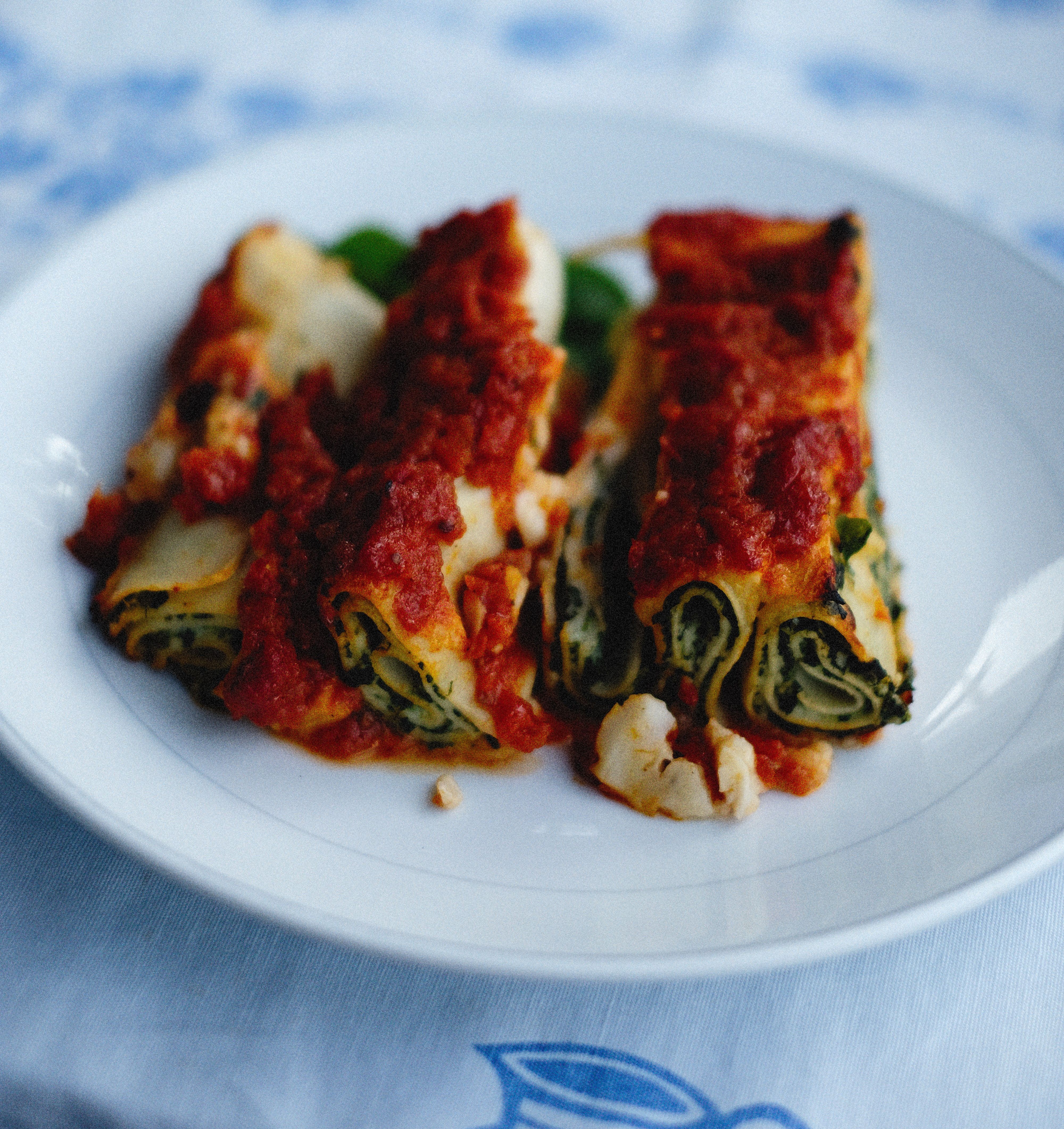 Spinach & Ricotta Cannelloni (Rich Tomato Sauce)