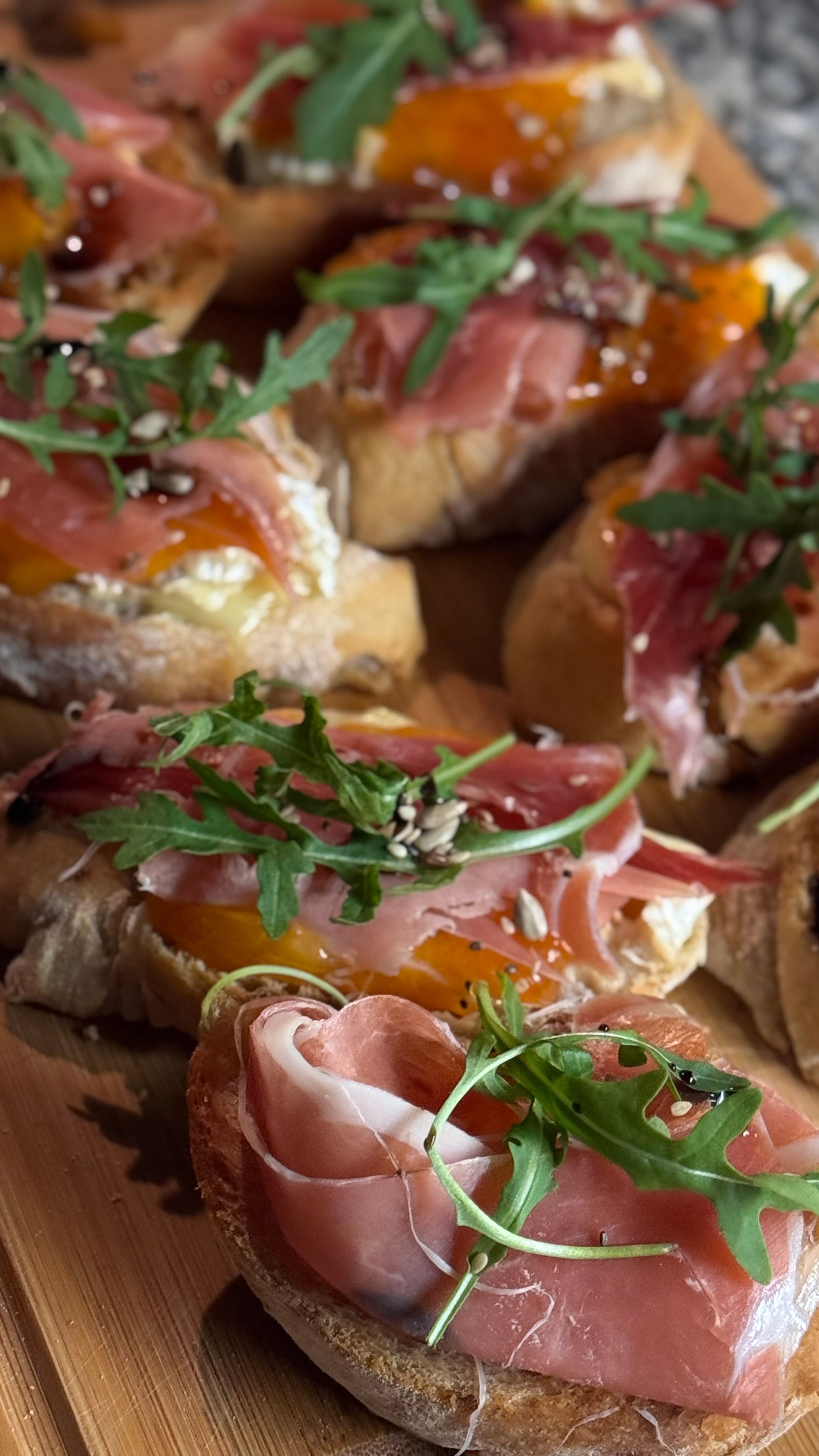 Crostini de Tortilla de Patata con Jamon y Rucula