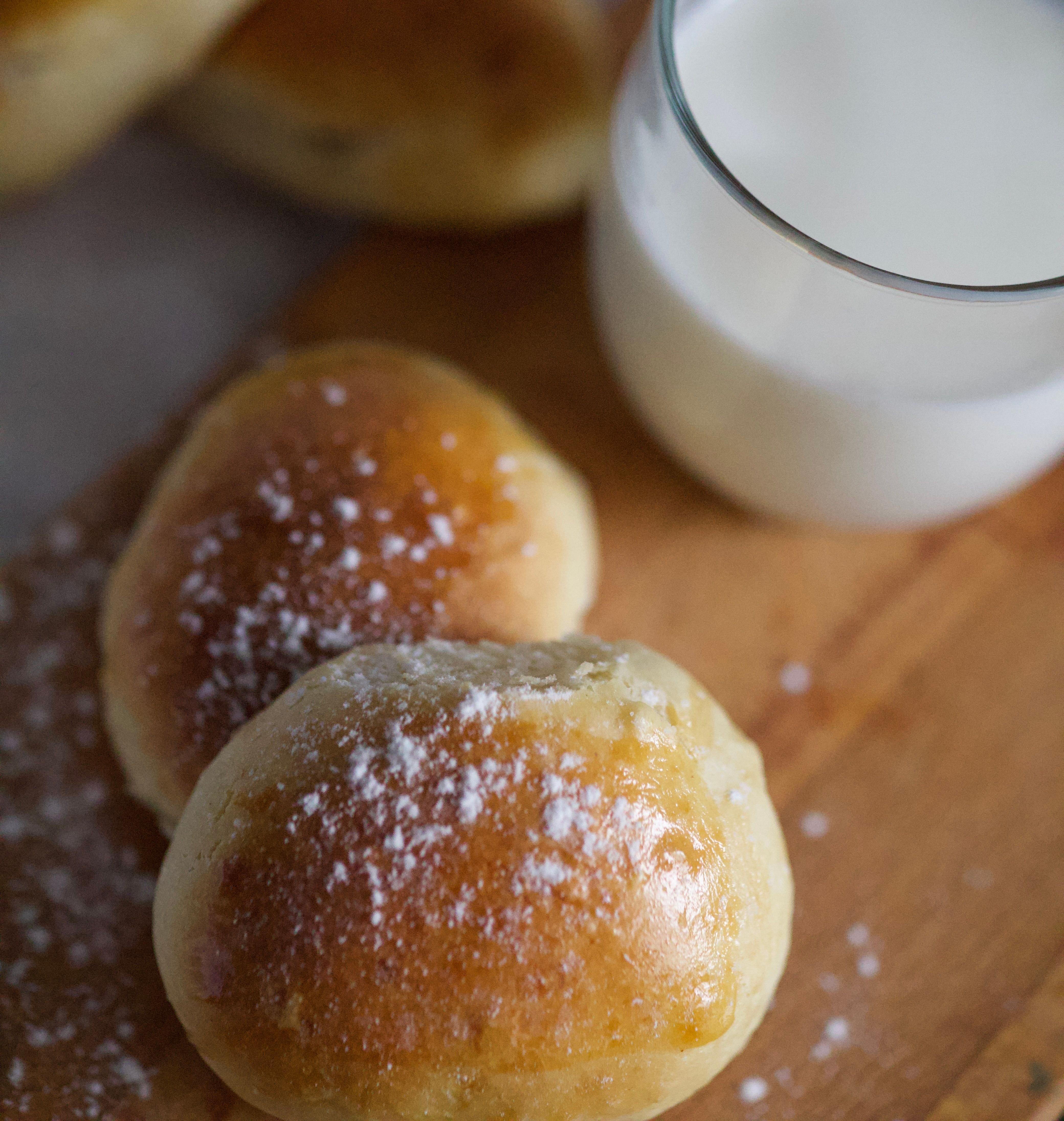 Bollos Suizos (Spanish Sweet Milk Buns)